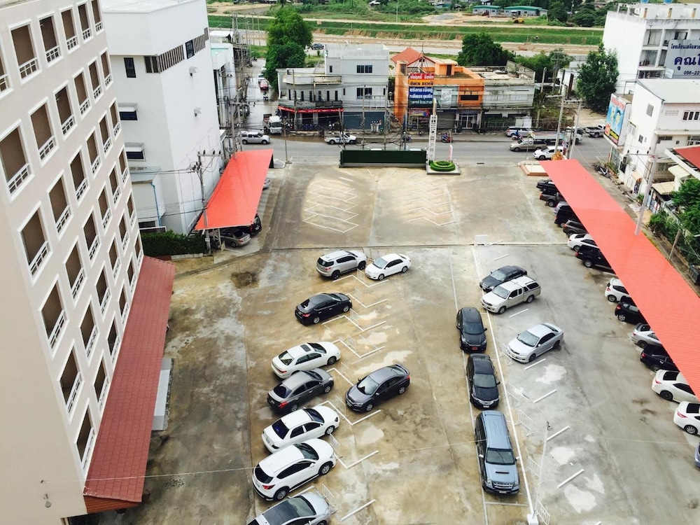 P.A. Thani Hotel 24/26