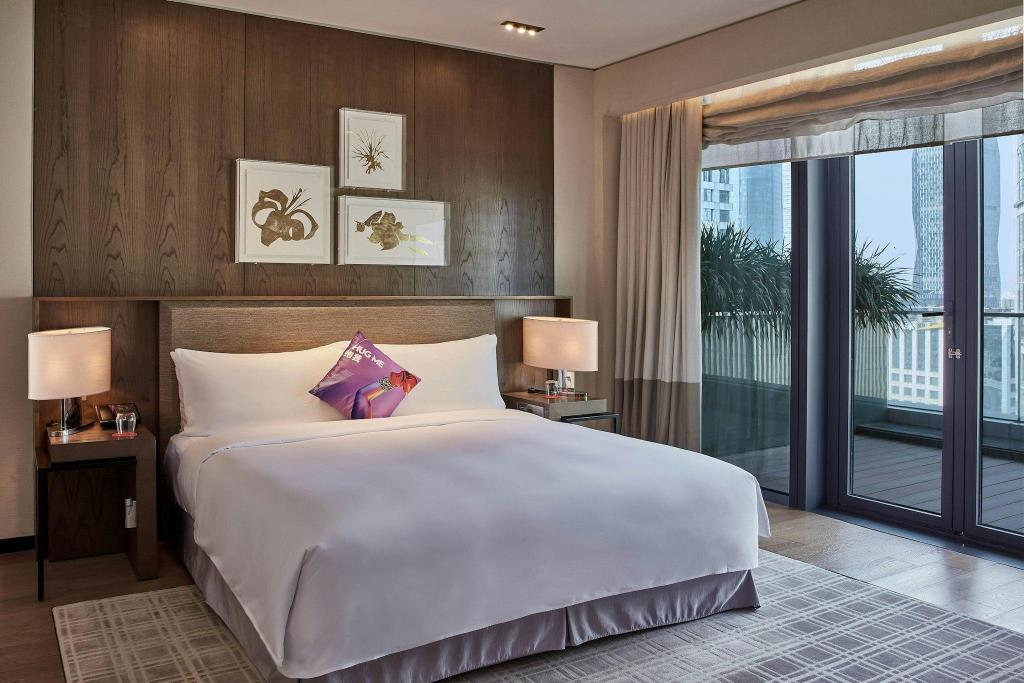 1 Bedroom, Marvelous, Suite, King Bed, City View, Balcony, Club Floor, High Floor