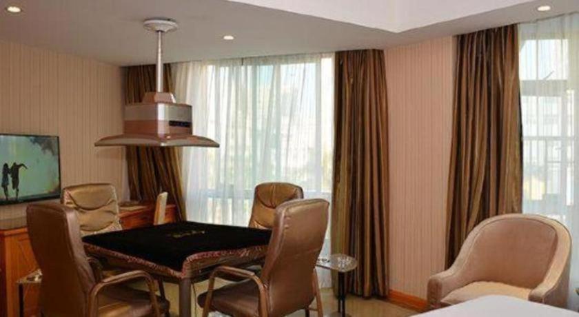 Vienna Hotel (Shenzhen Longhua Dalang Clothing Base) 52/54