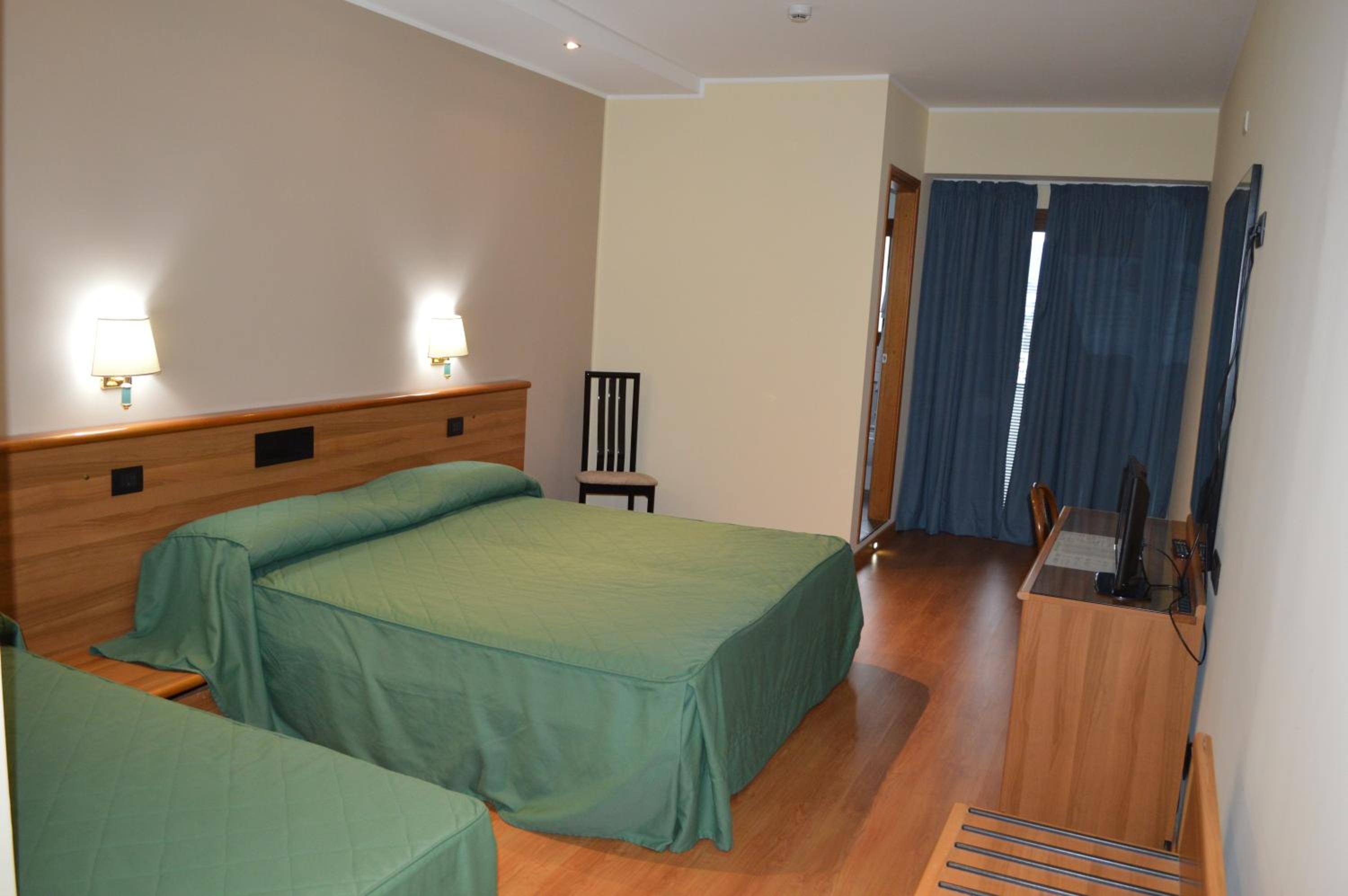 غرفة ثلاثية، Canadian Hotel 7/7