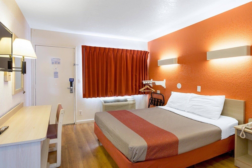 Motel6 Albuquerque, NM - Northeast 16/34