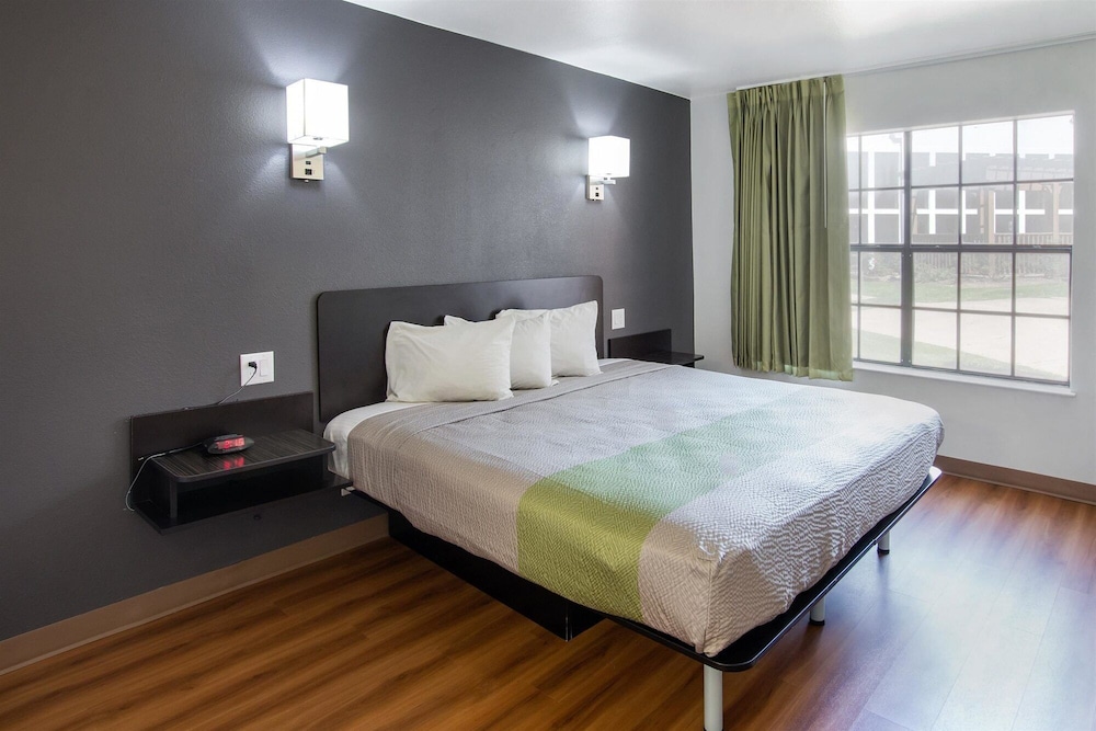 DELUXE, SUITE, KING BED, KITCHENETTE