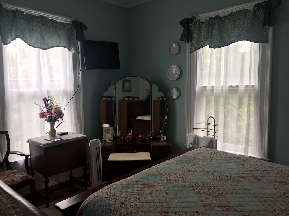 Six Acres Bed Breakfast 22/33