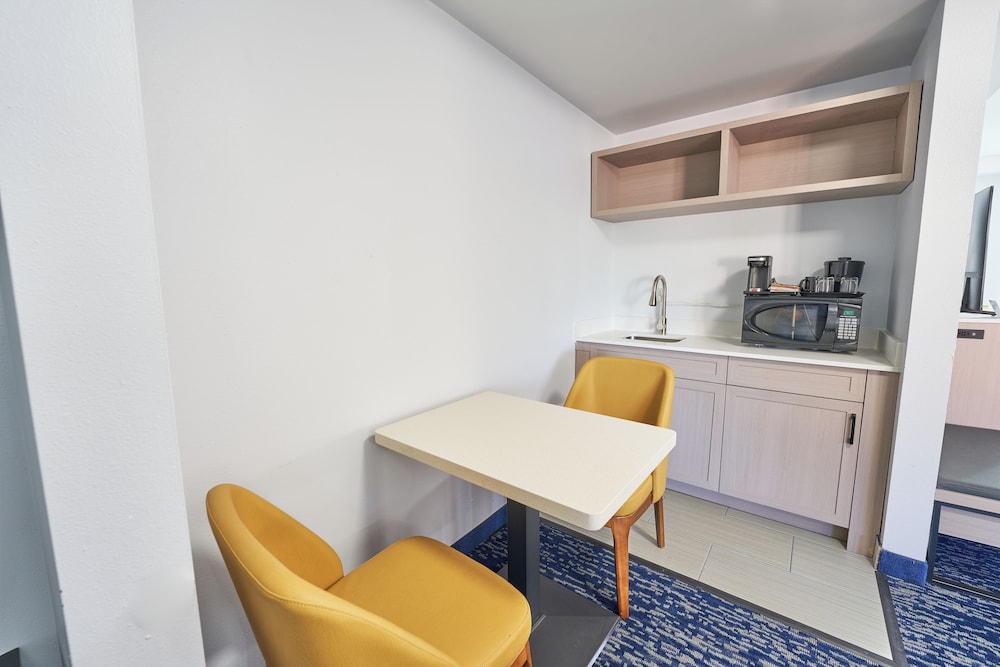 All Seasons Inn And Suites 19/26