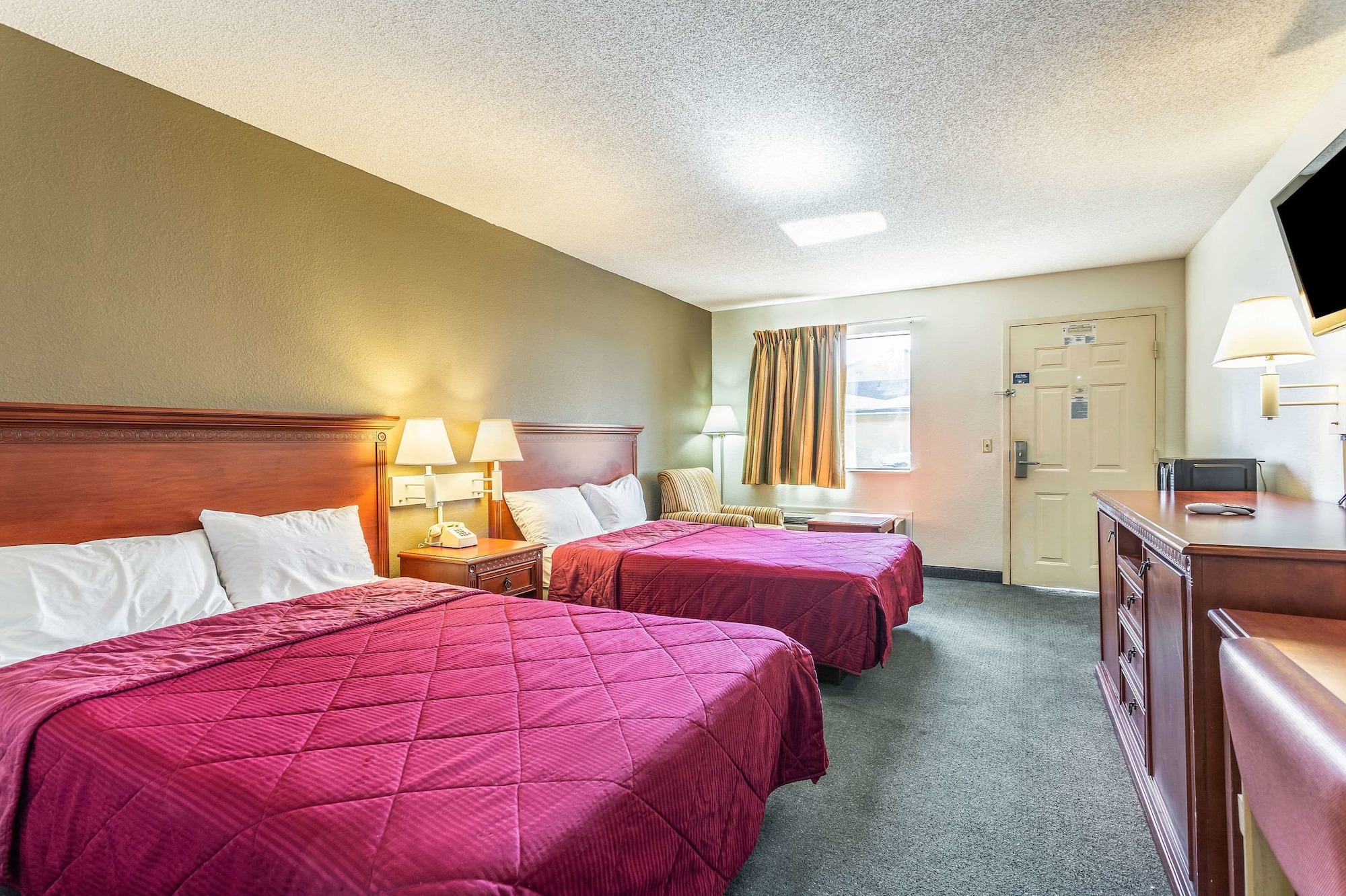 غرفة قياسية بسريرين مزدوجين، Rodeway Inn Ardmore I-65 2/10