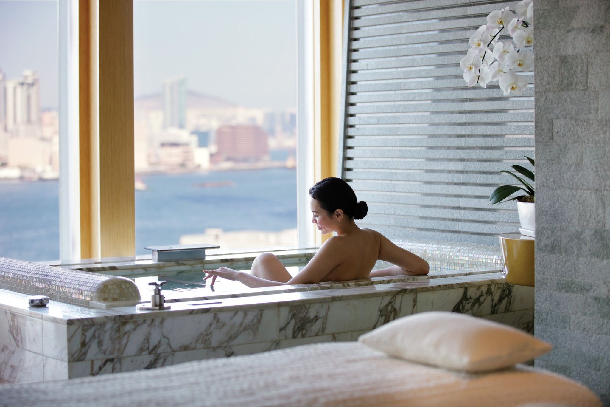 Four Seasons Hotel Hong Kong 38/76