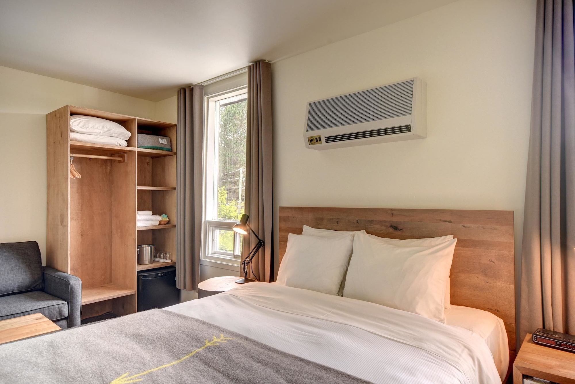 ROOM, QUEEN BED, SOFA