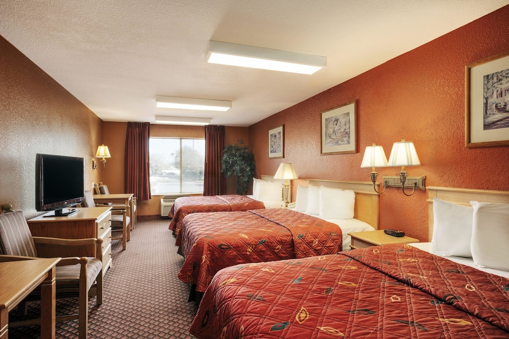 Days Inn & Suites Surprise 7/25