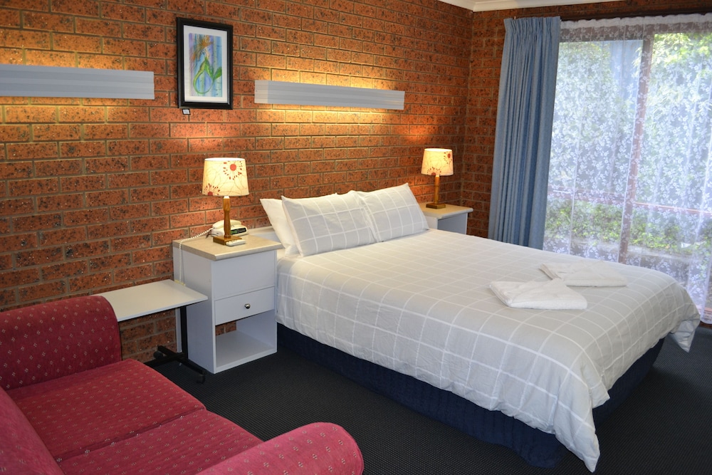 WHALERS REST MOTOR INN 11/56
