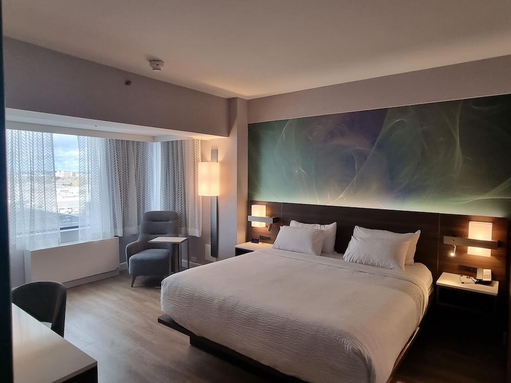 STANDARD, KING BED, BATH AND SHOWER
