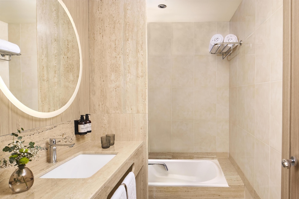 Adjoining, Family, 4 Beds، NH Valencia Center 6/8