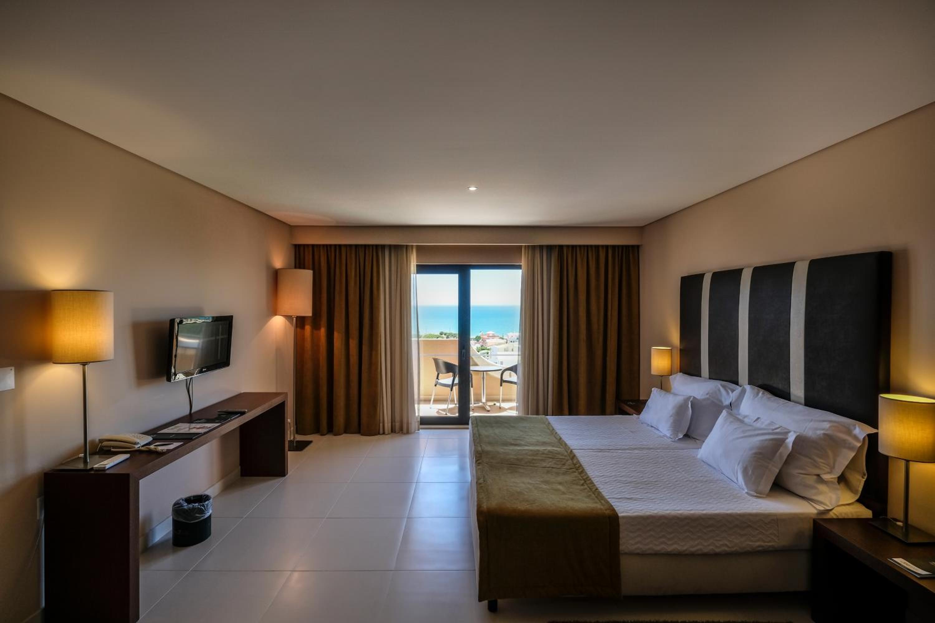 Twin Sea View w/ Adult Extra Bed