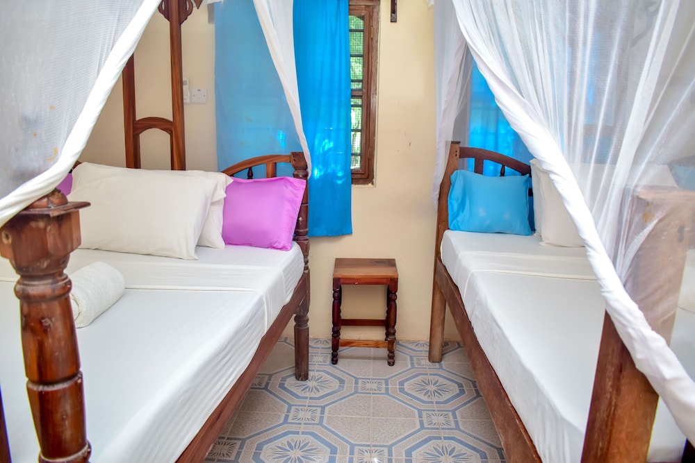 Blue Earth Beach Bungalows 8/72