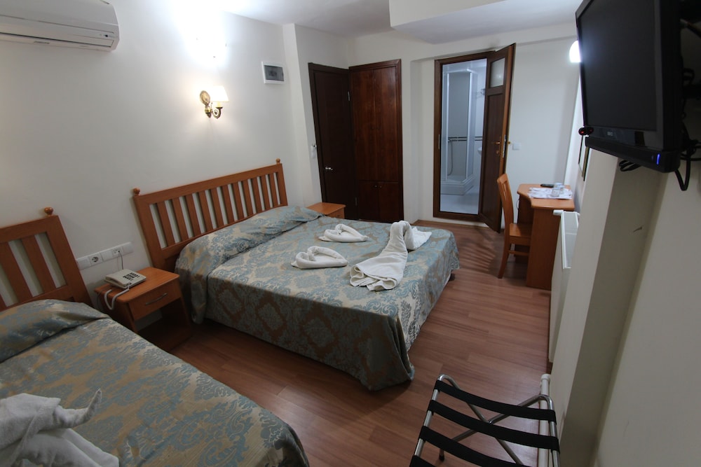 AVE MARIA HOTEL 18/65