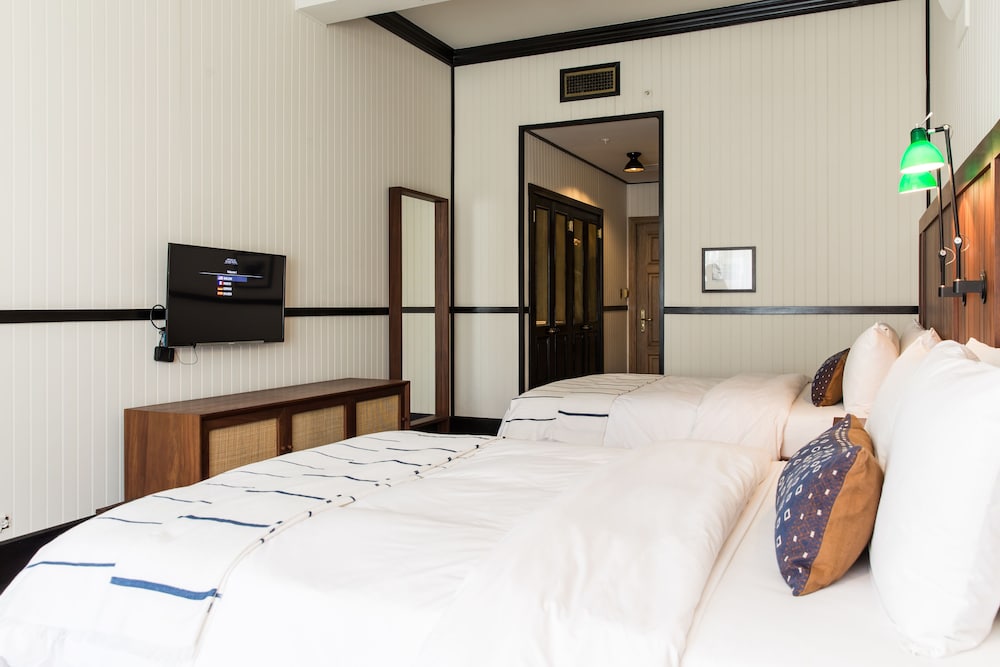American Trade Hotel 23/64