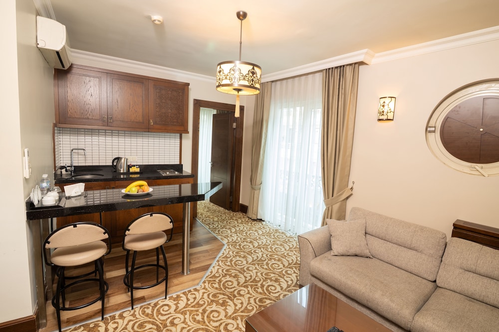 K SUITES HOTEL 41/58