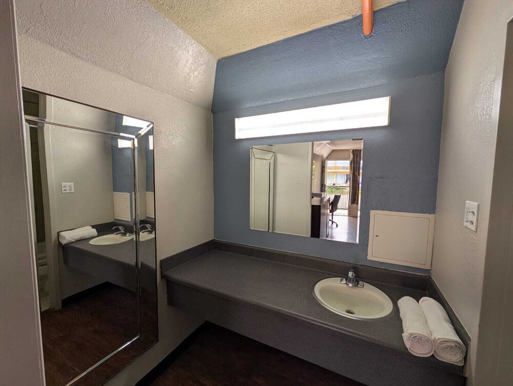 Hotel Cartersville, GA 50/50