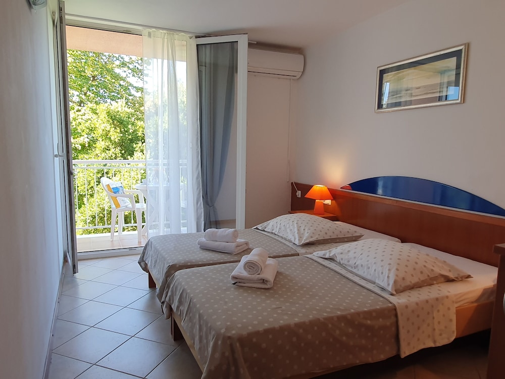 BRZET HOTEL OMIS 9/50