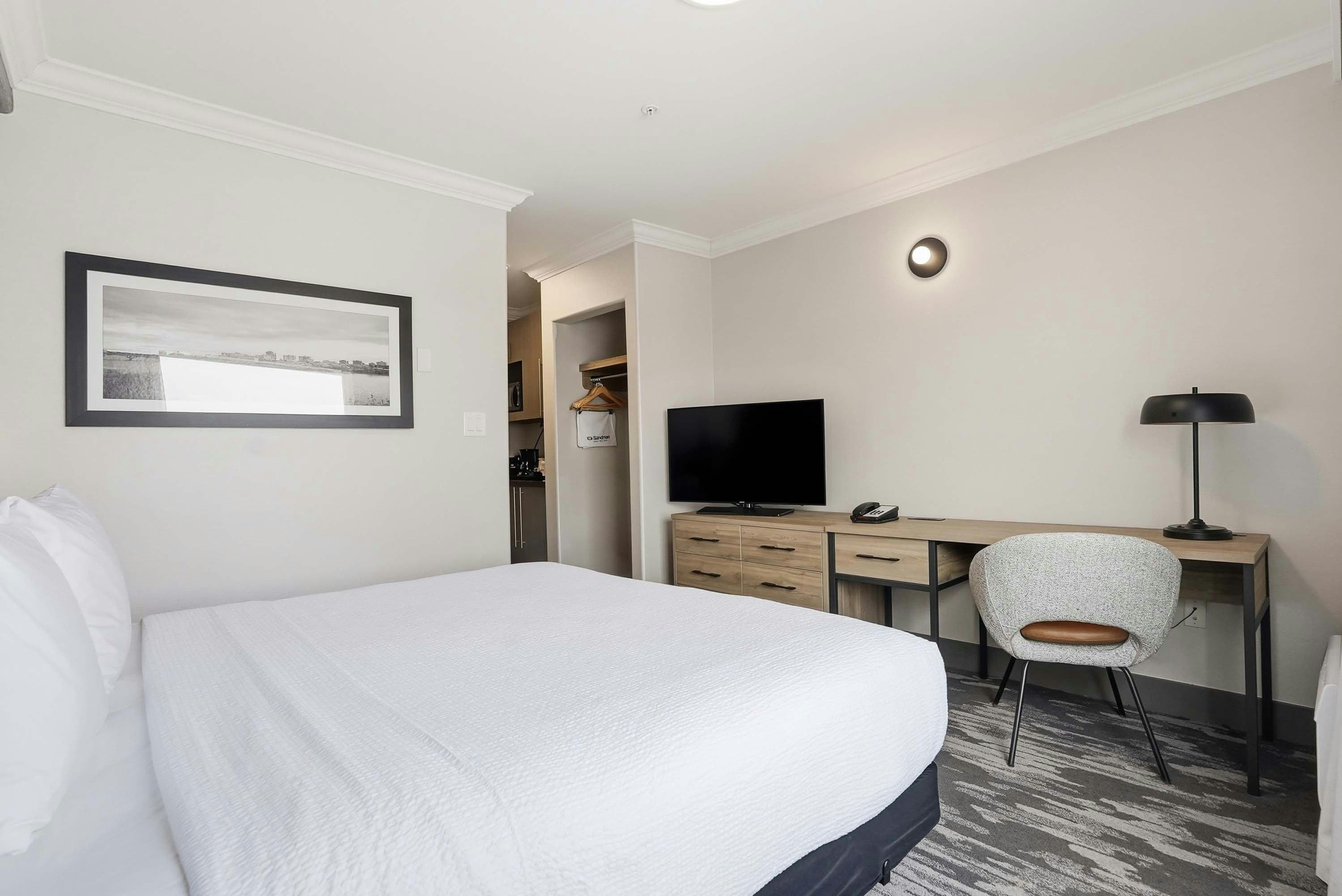 جناح بسرير كينج مع أريكة بمطبخ صغير، Sandman Hotel Saskatoon 4/9