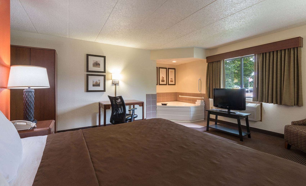 AmericInn by Wyndham Ashland 34/53