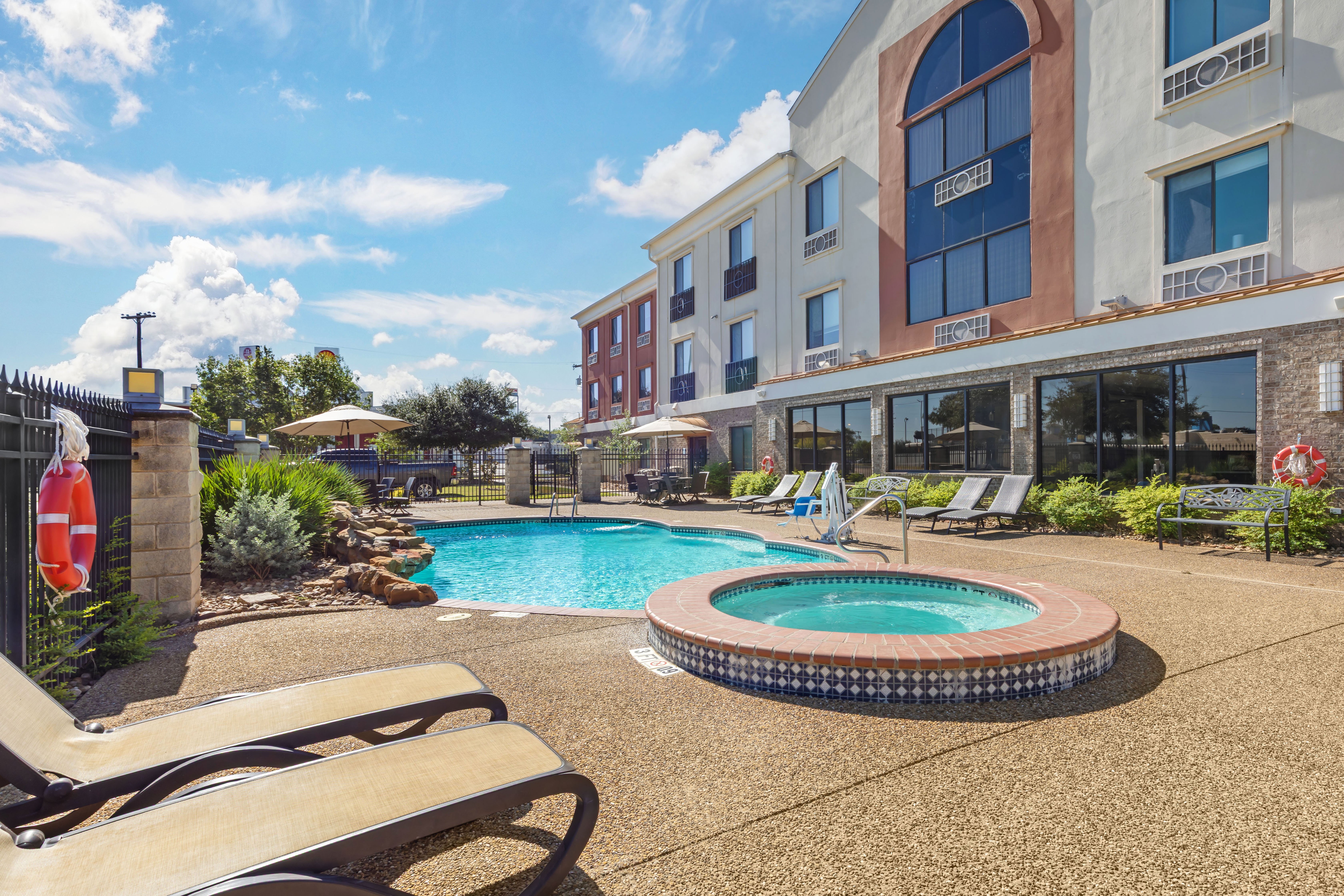Holiday Inn Express Hotel Suites Fairfield North 62/63
