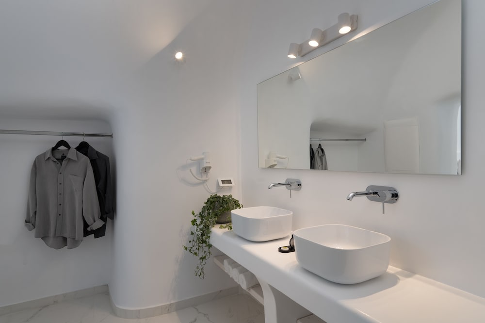 White Concept Caves - Adults Only 32/34