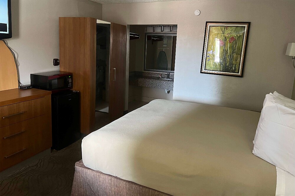 Baymont by Wyndham Odessa Highway 80 22/38