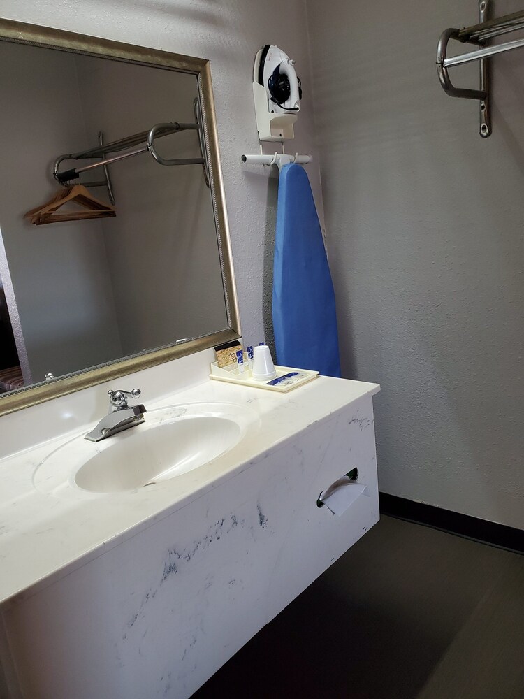 Americas Best Value Inn Wildersville 25/35