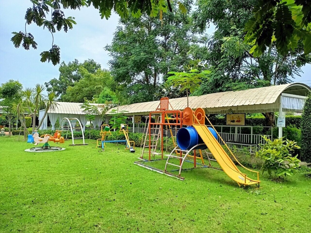 P Paradise Hotel 26/50