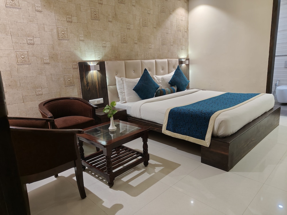 Pinnacle by Click Hotels, Lucknow 34/63