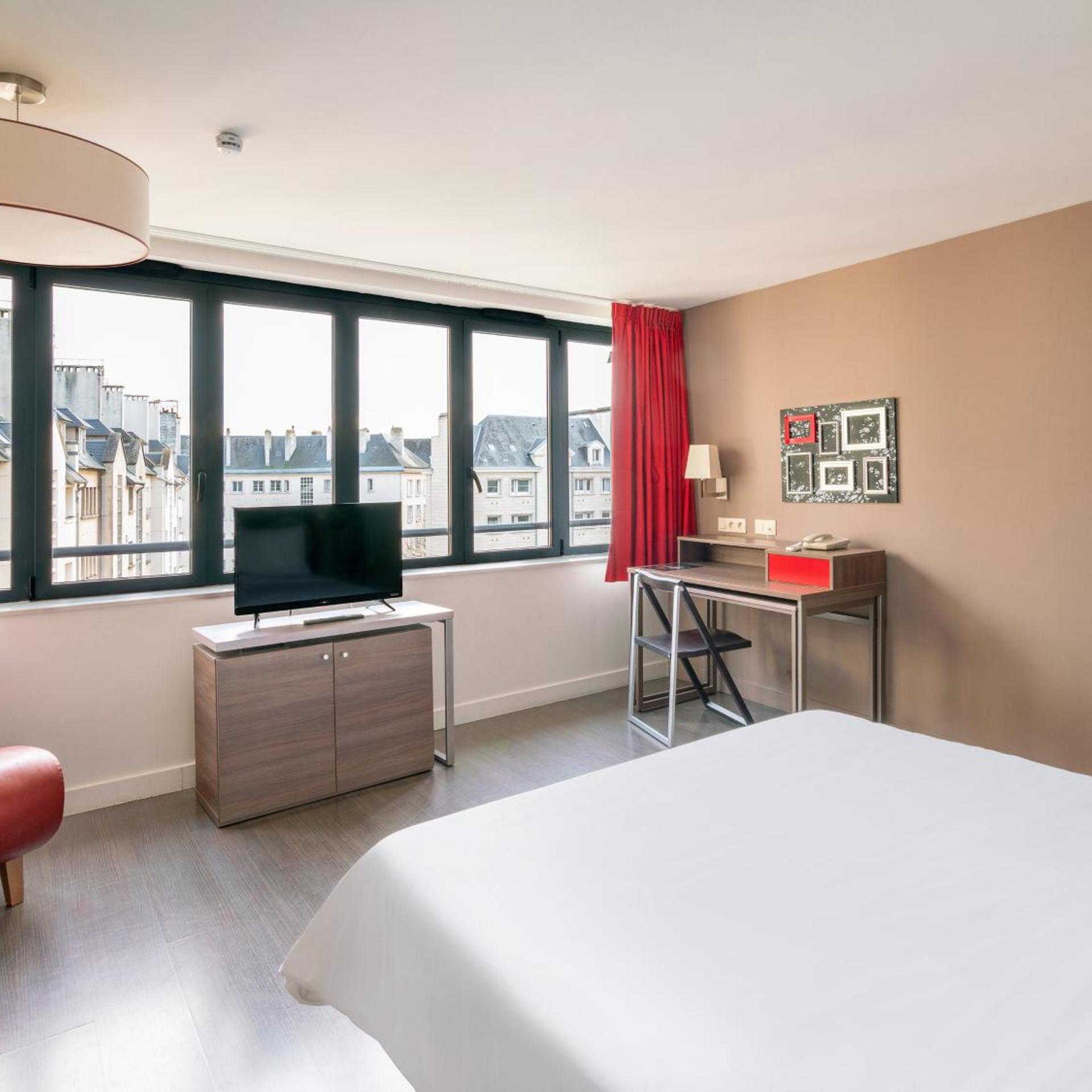 Studio, Double Bed, Large 8/10