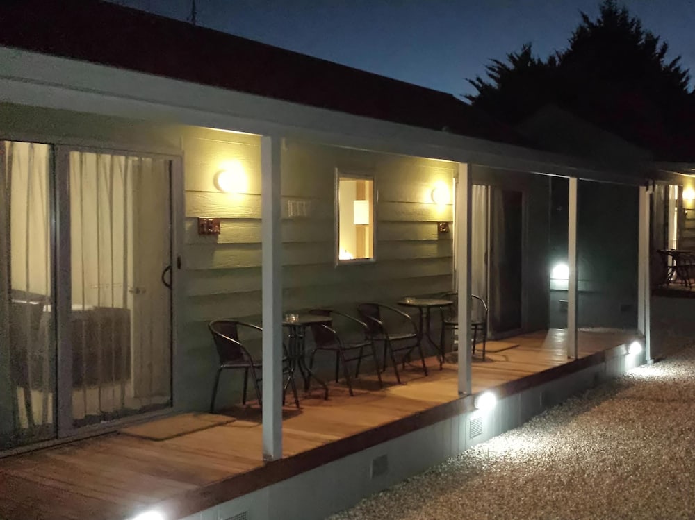 Daylesford Central Motor Inn 33/65