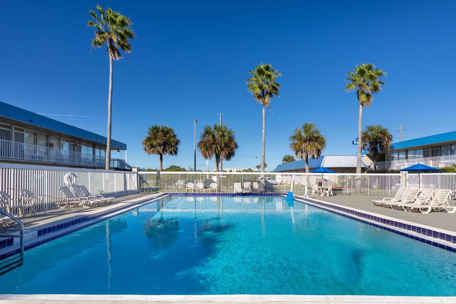 Days Inn by Wyndham Titusville Kennedy Space Center 21/37