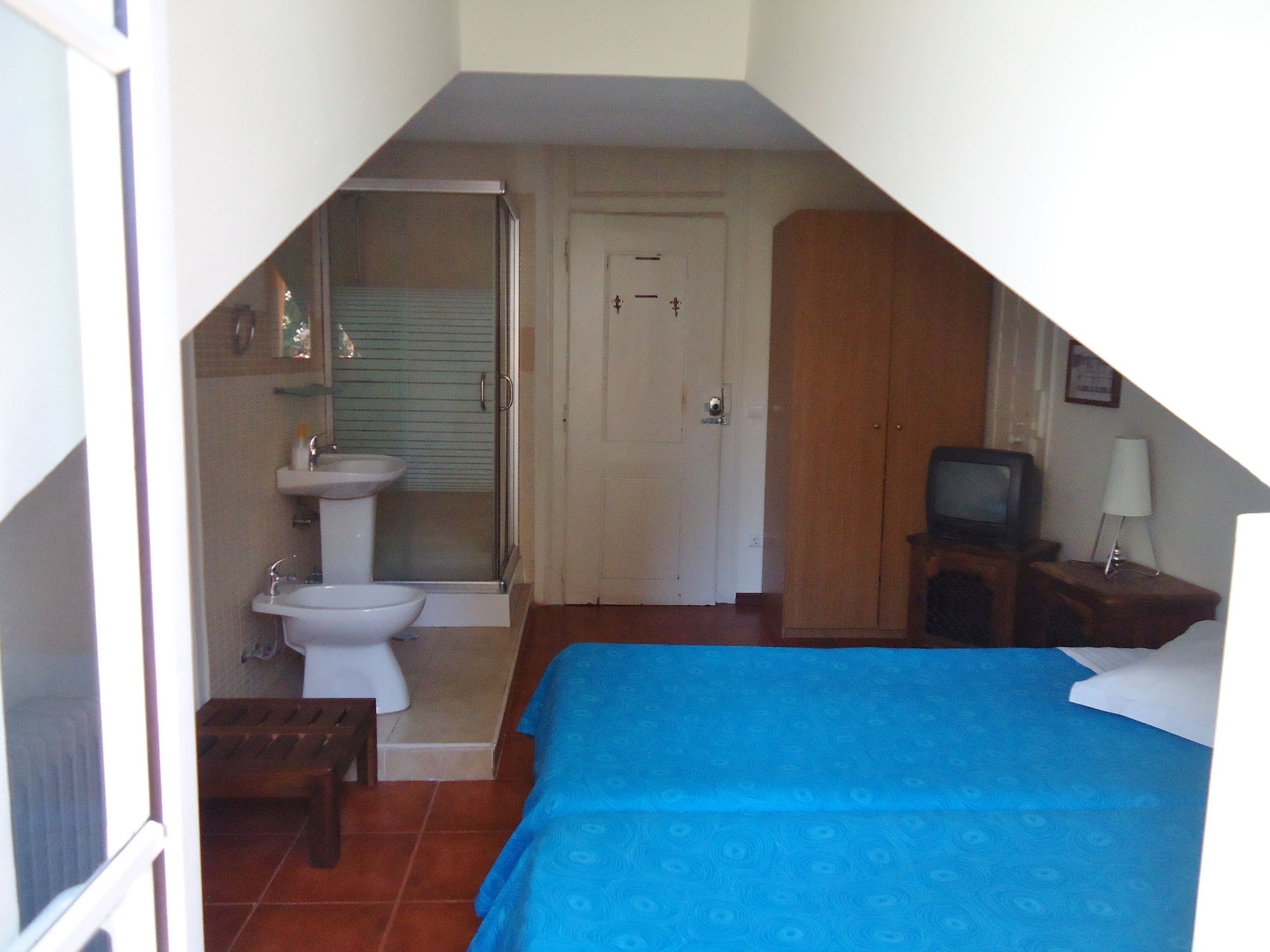 غرفة بسريرين منفصلين بحمام مشترك، Hotel Pouso Dos Anjos 5/10