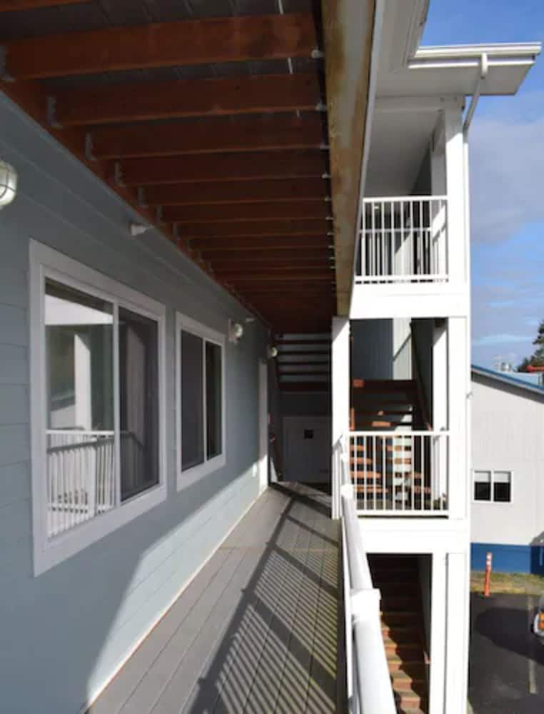 Longliner Lodge and Suites 24/41