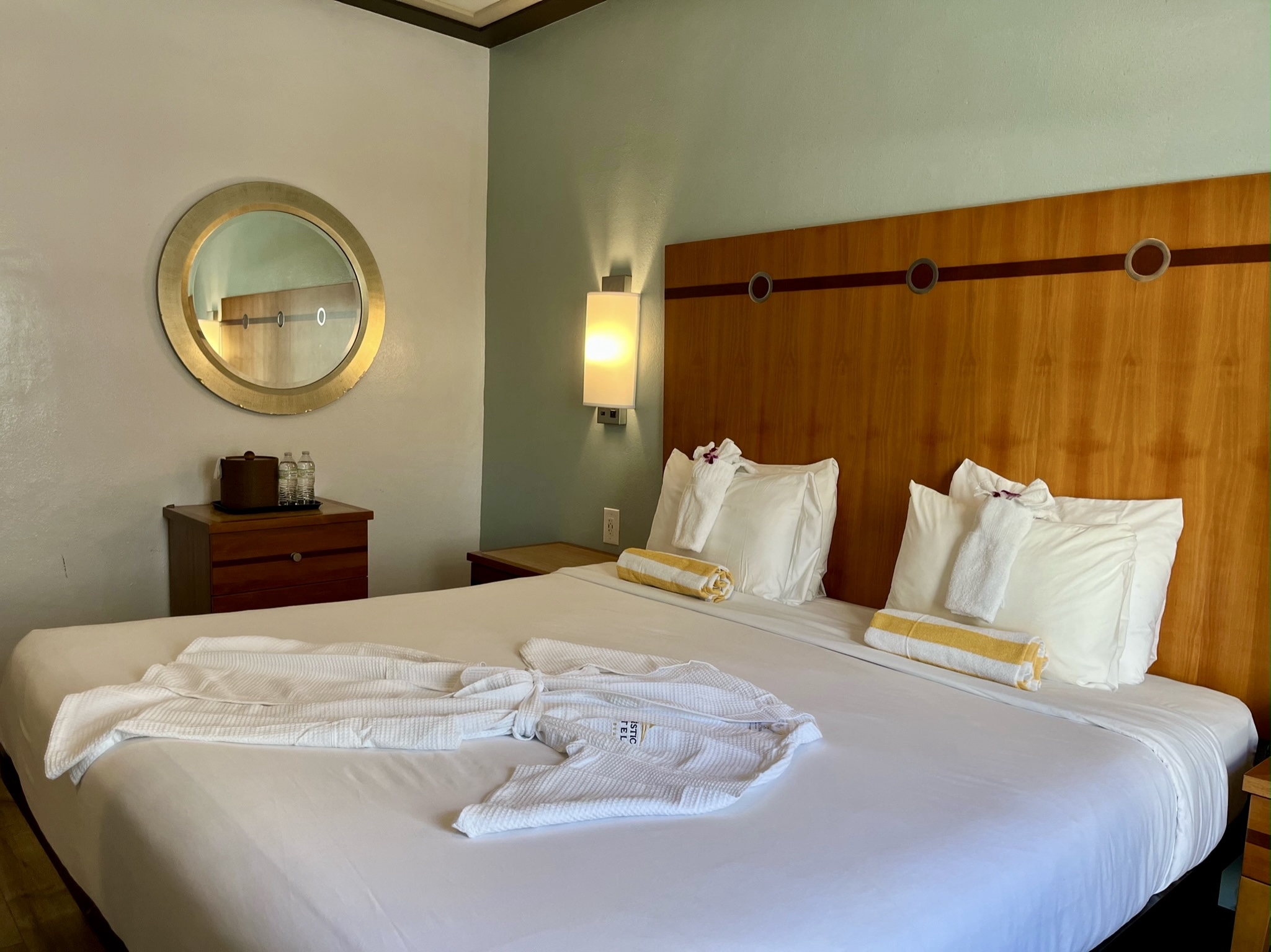 Room, Queen Bed, Partial Ocean View