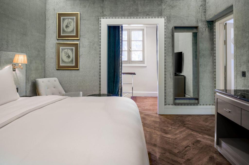 Bi Level, Luxury, Suite, King Bed, Garden View, Terrace