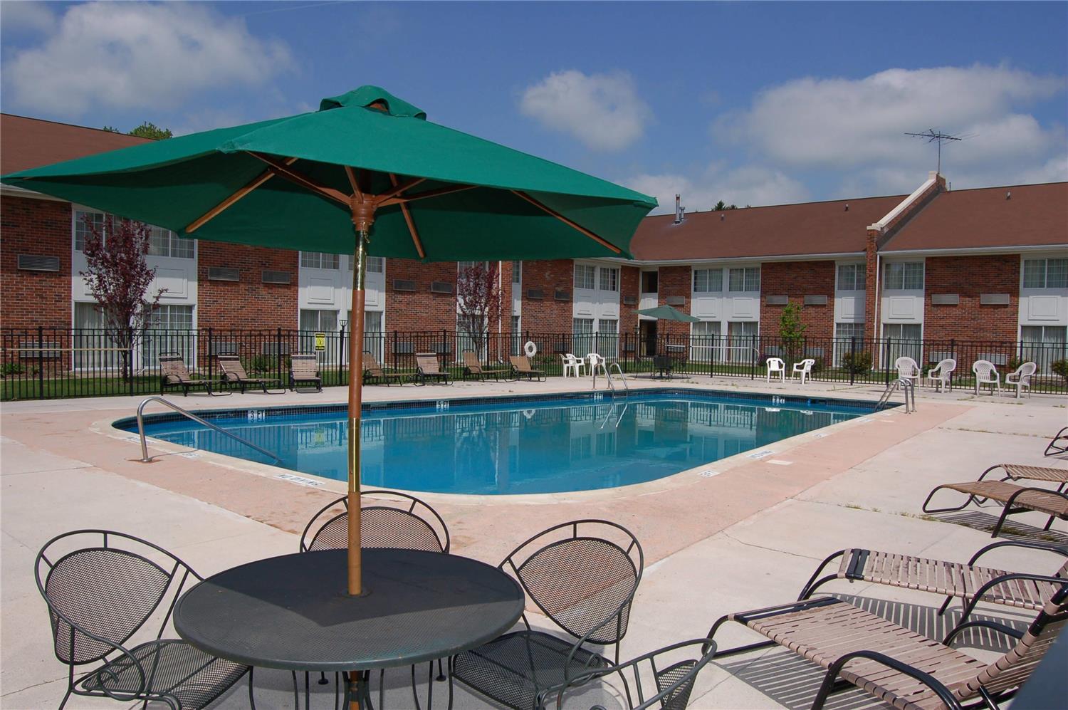 Rodeway Inn & Suites East Windsor CT 44/44