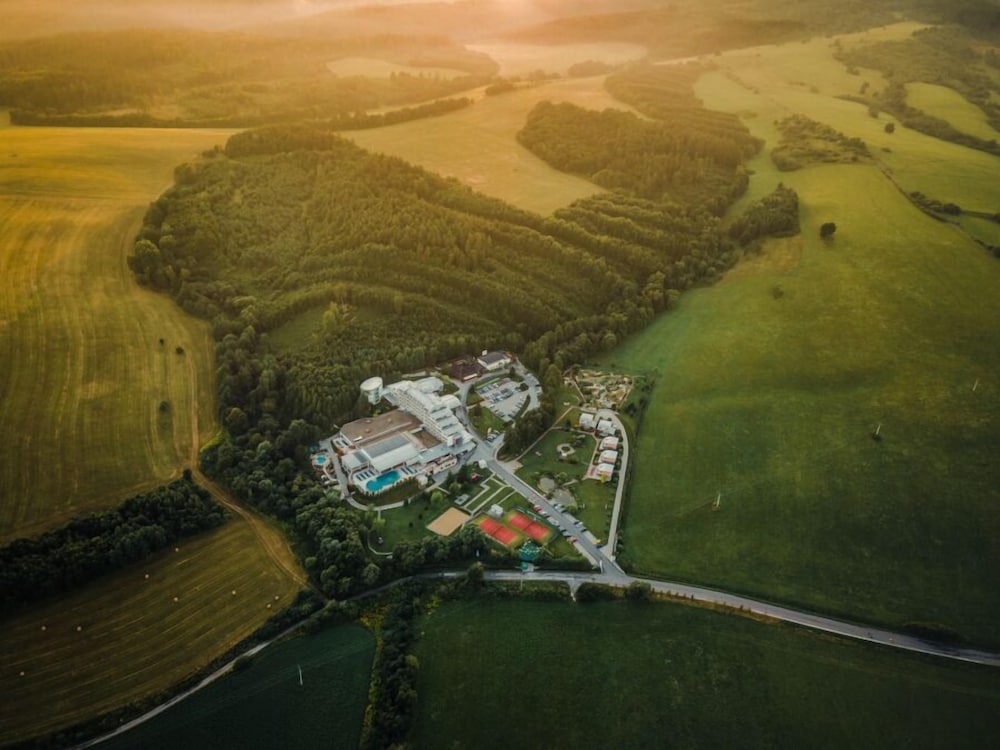 Hotel & Spa Resort Kaskady 48/50