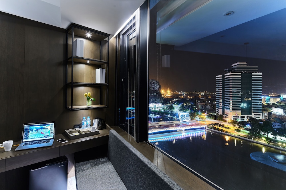 HARBOUR 10 HOTEL 38/69