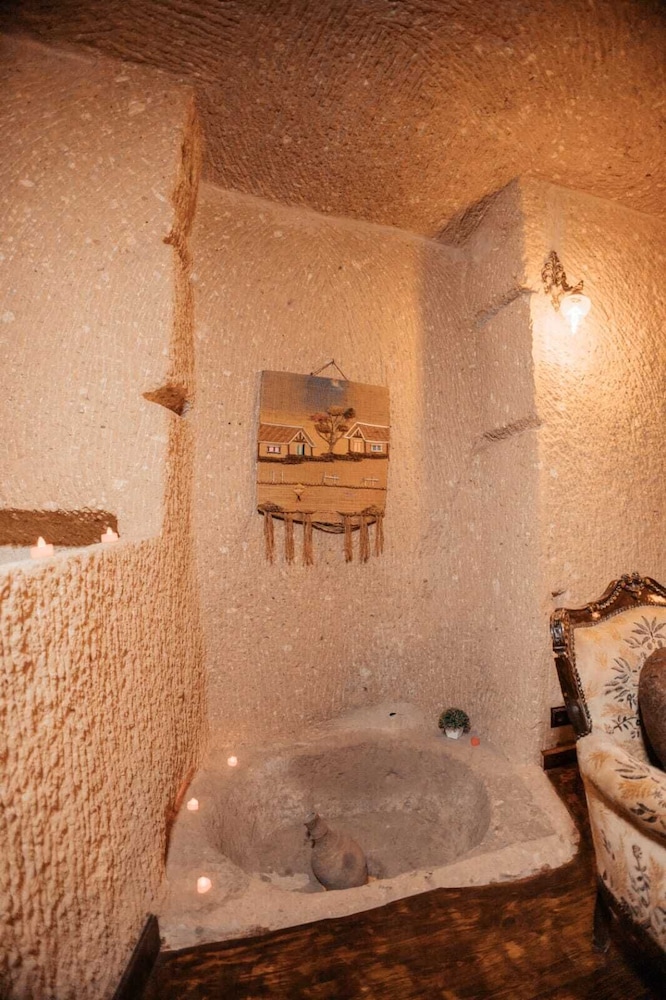 Amor Cave House 25/50