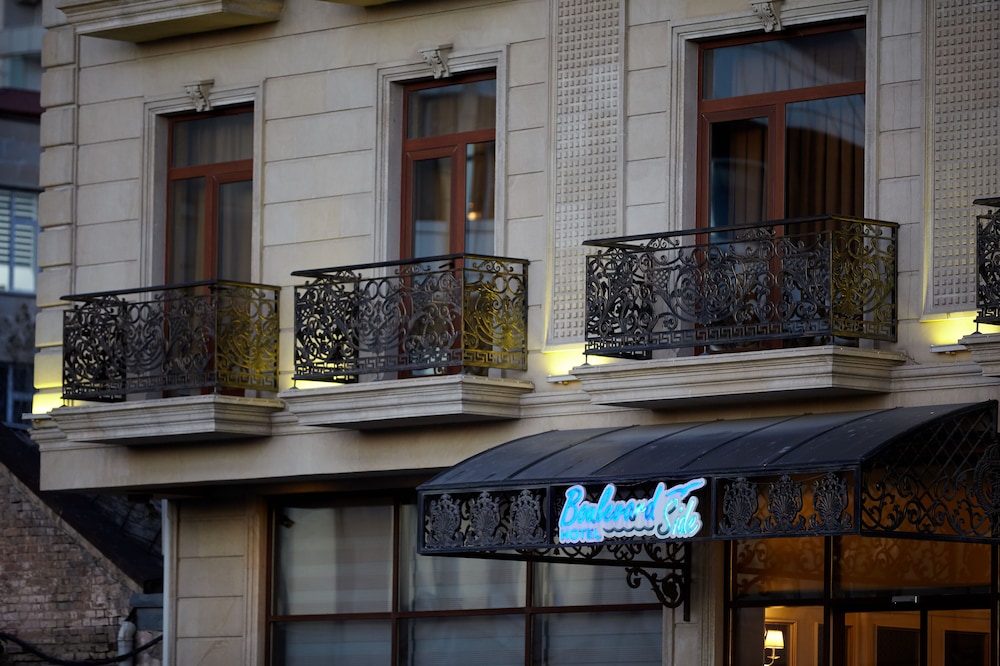 Boulevard Side Hotel 5/73