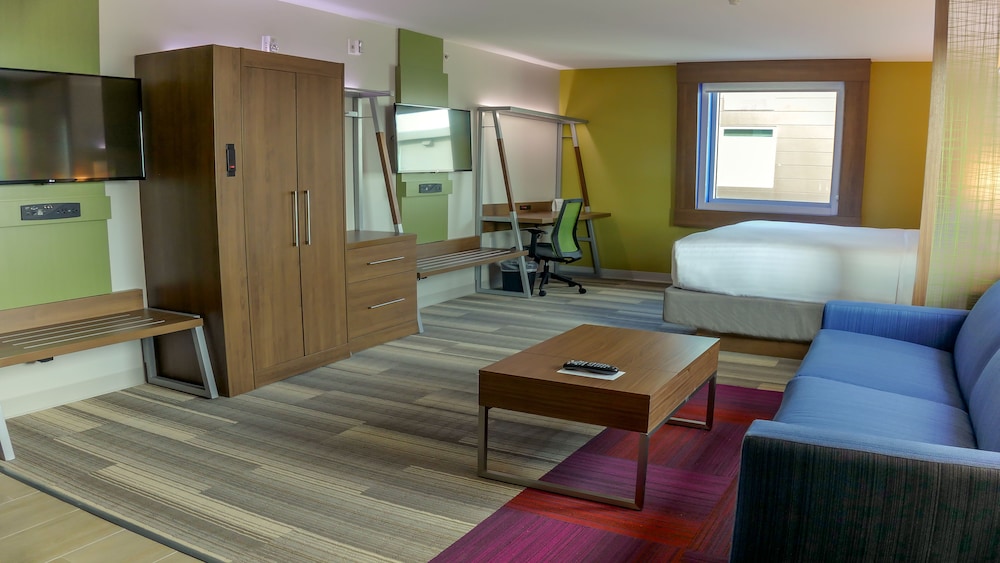 Holiday Inn Express & Suites Miami Airport East 45/69