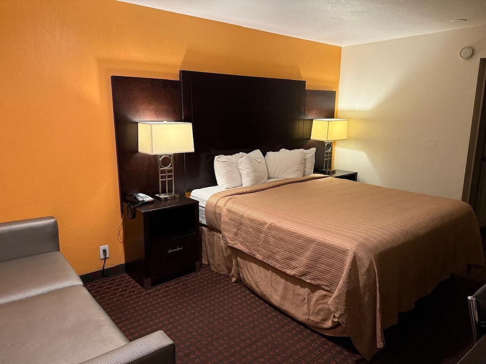 Hollister Inn 18/28