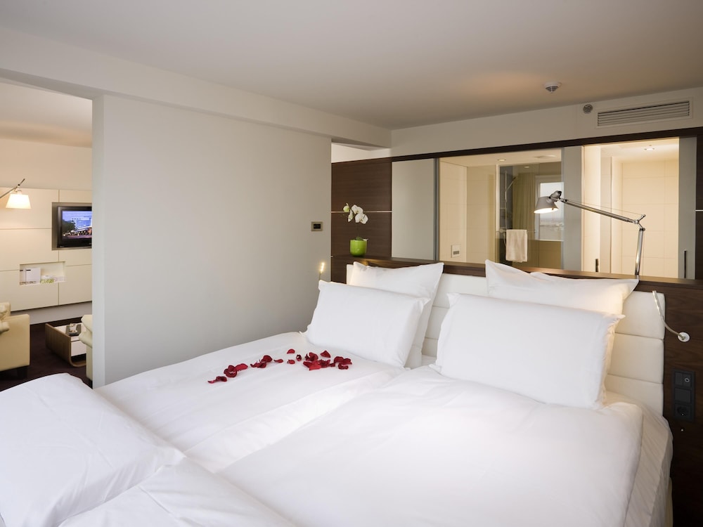 DELUXE, SUITE, KING BED