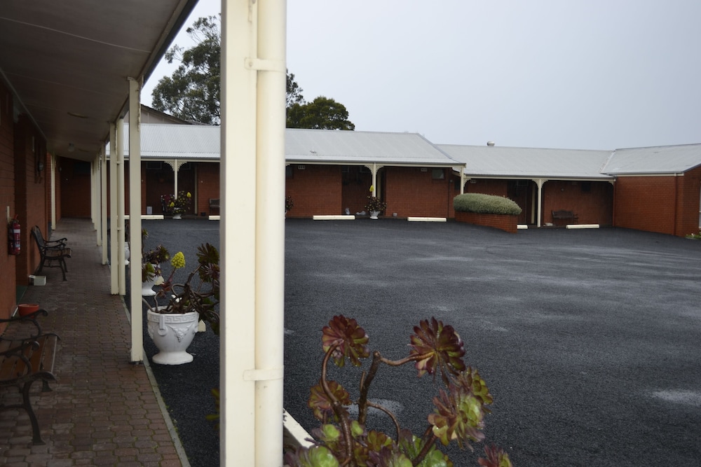WHALERS REST MOTOR INN 6/56