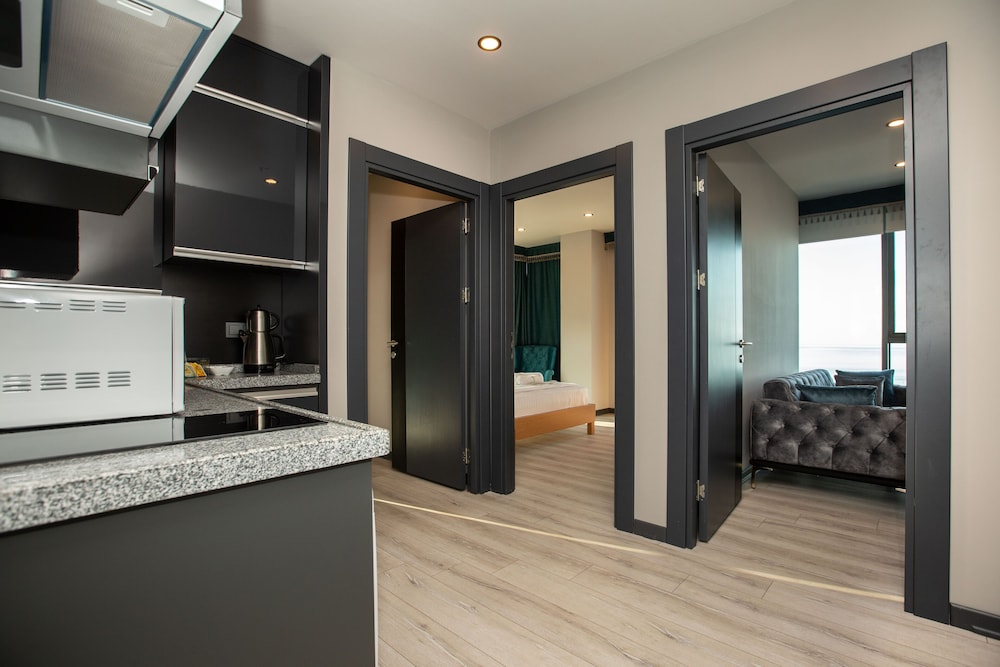 Marina Green Suite Hotel 37/41