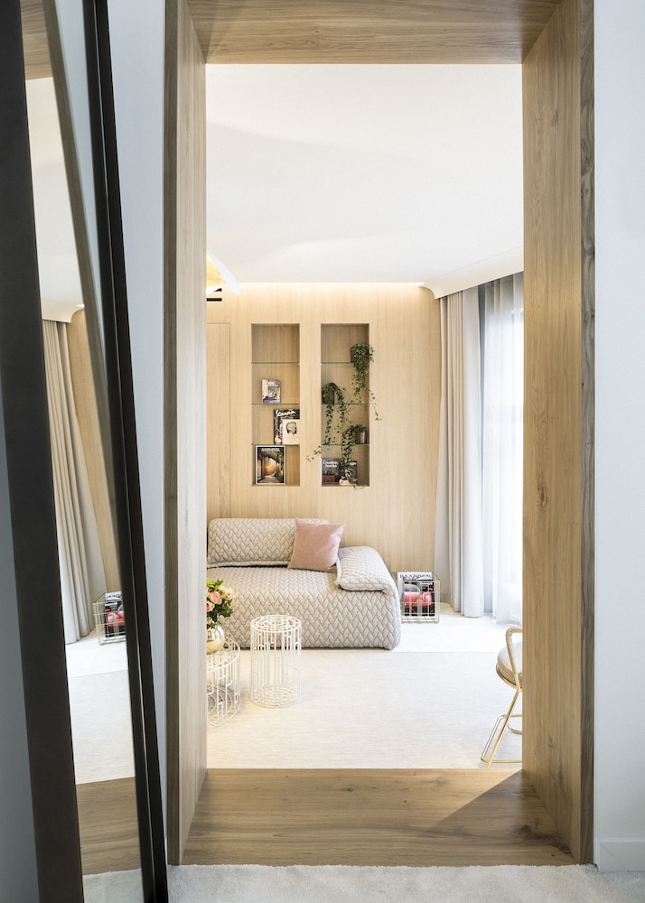 SUITE, KING BED