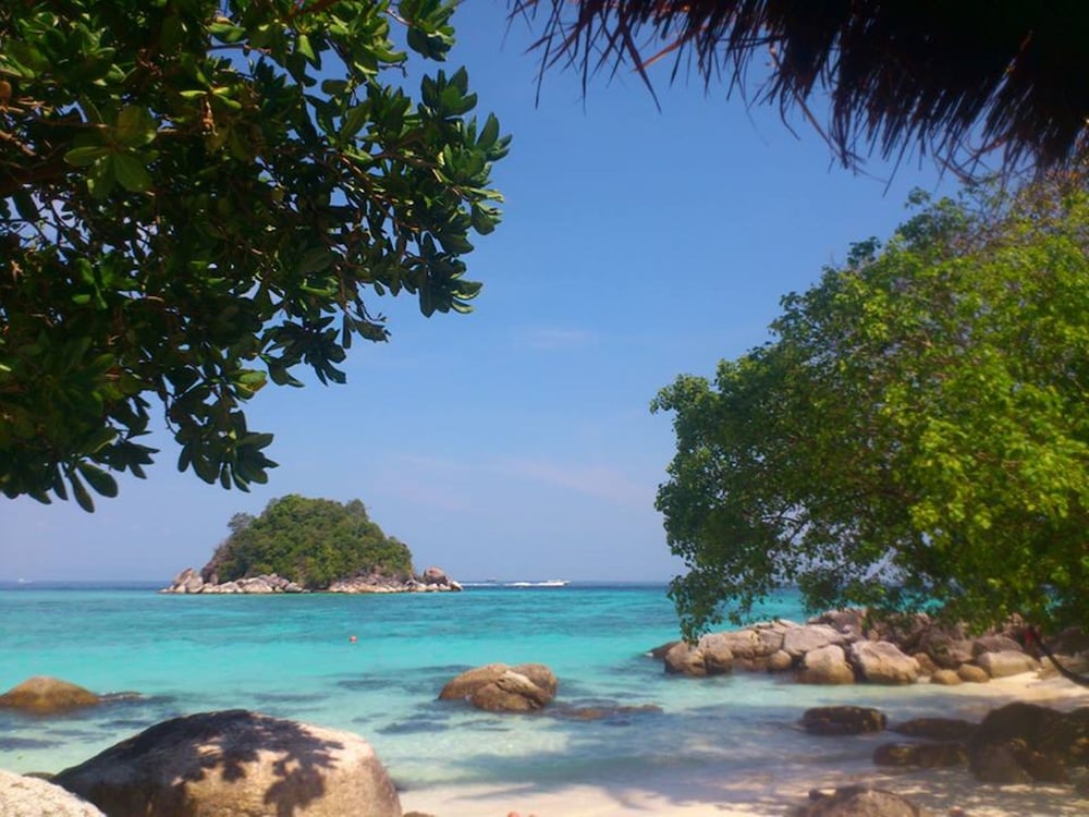 Ten Moons Lipe Resort 33/50