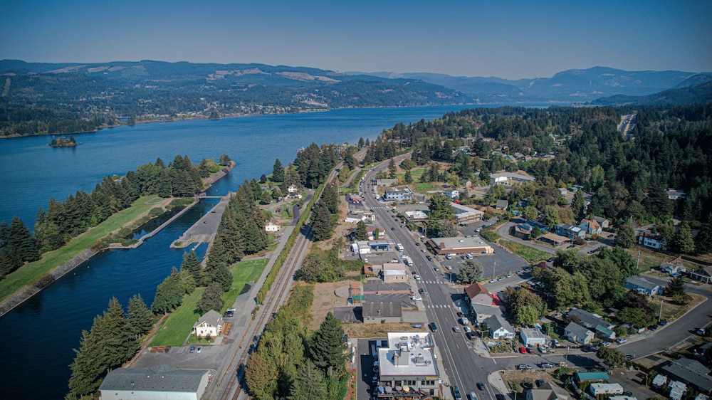 Columbia Gorge Inn 55/57